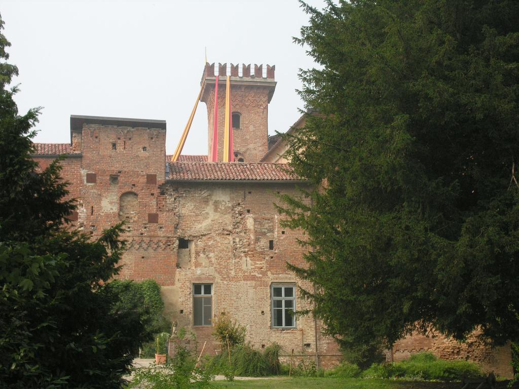 Castello Sannazzaro B&B Giarole Exterior foto